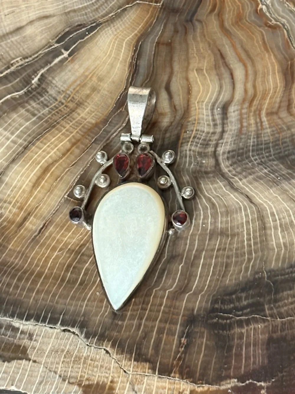 Sterling Silver Balinese Mother of Pearl and Garnet Pendant - Picture 2 of 6